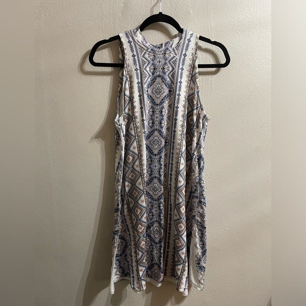 Super cute women’s dress! Size XS but fits S